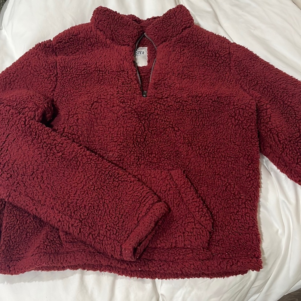 burgundy fleece. size medium
